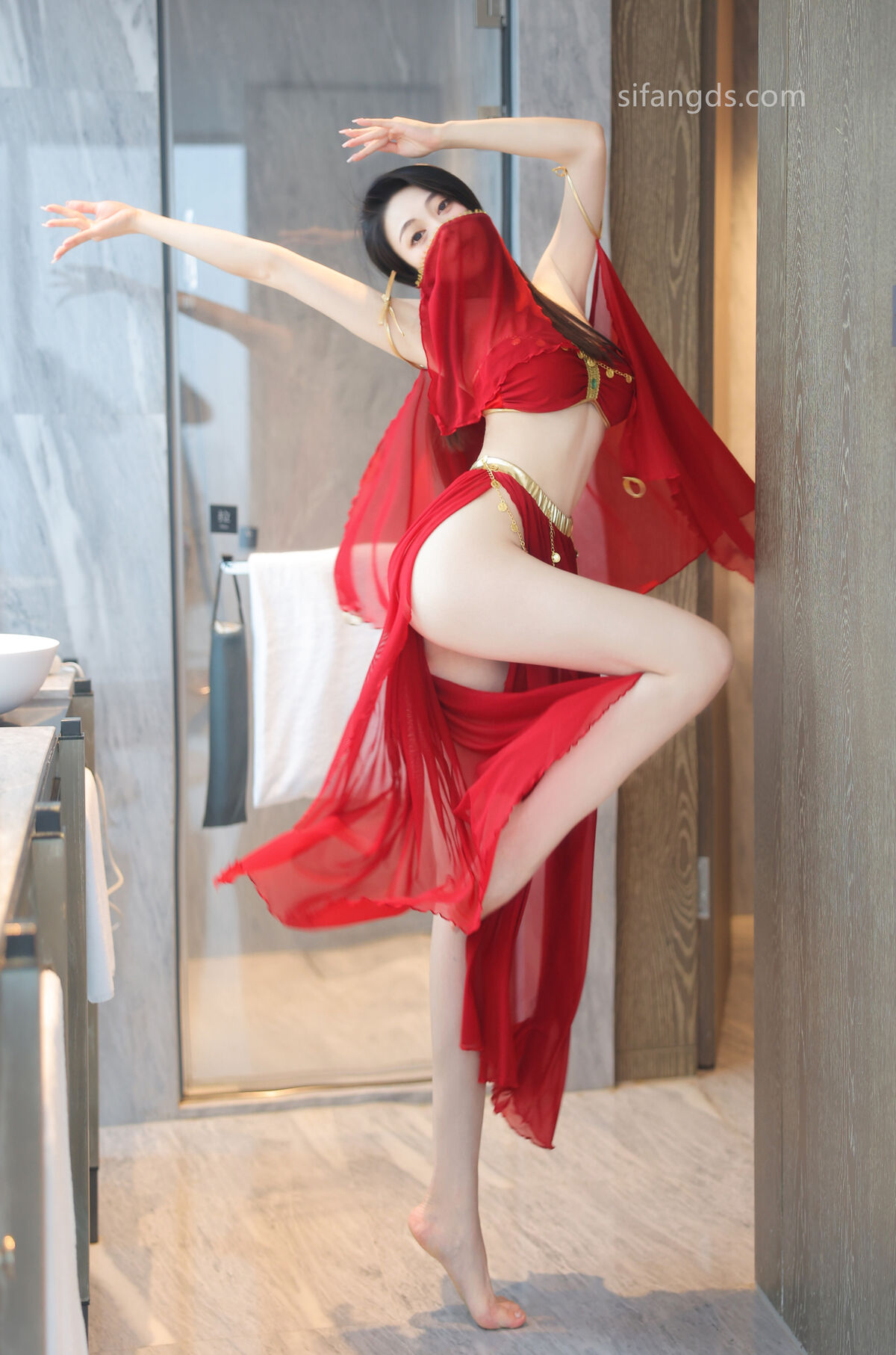 瘦子传媒工作室极品麻花辫小妹，戴眼镜果然骚，小哥忍不住再来一炮，妹子很配合